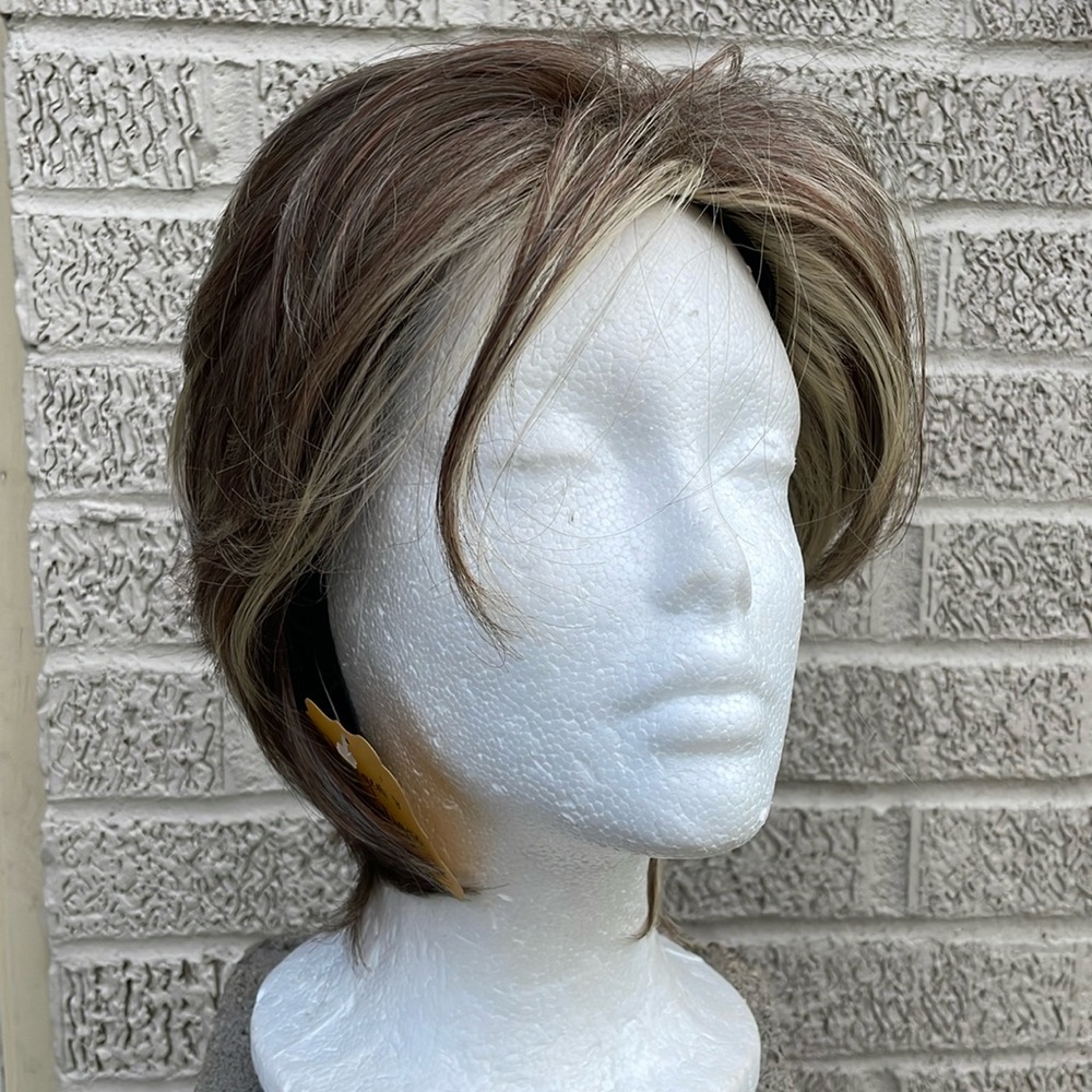 NWT 11” light brown men’s wig short puff natural wig new w tag layers highlights